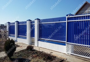 Фото забора из синего штакетника в Салехарде